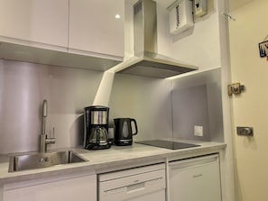 Fridge, dishwasher
