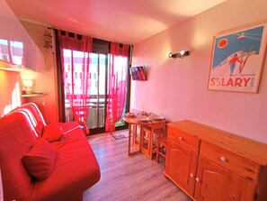 TV - Cozy studio for 4 with balcony in Pla d'Adet (Saint-Lary-Soulan)