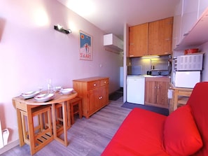 TV - Cozy studio for 4 with balcony in Pla d'Adet (Saint-Lary-Soulan)