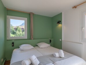 4 bedrooms, WiFi (free), bed sheets