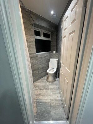 Douche, sèche-cheveux, serviettes fournies, savon