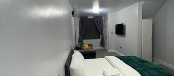 Studio flat in Romford, London with private entrance, kitchen and private toilet