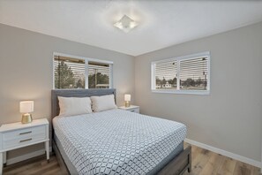 6 makuuhuonetta, työpöytä, silitysrauta/-lauta, ilmainen Wi-Fi