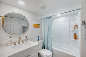 Hiustenkuivaaja, pyyhkeet, saippua, sampoo