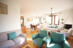 Toetasjesleilighet – deluxe, utsikt mot innsjø | Strykejern/-brett og wi-fi (inkludert)