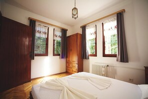 Deluxe Duplex, Lake View | 6 bedrooms, iron/ironing board, free WiFi