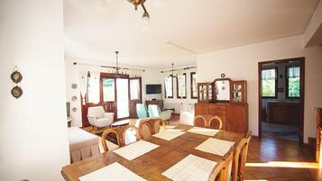 Deluxe Duplex, Lake View | Iron/ironing board, free WiFi