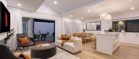 Fernseher, Kamin, Bücher