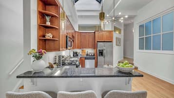 KĂŒhlschrank, Mikrowelle, Ofen, Herdplatte