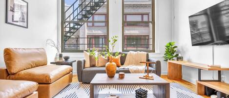 Televisión, chimenea y oficina