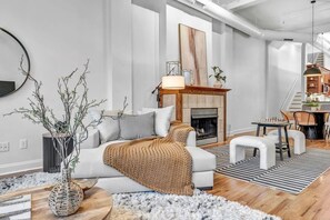 Televisión, chimenea, oficina