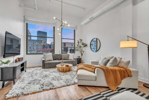 Télévision, cheminée, espaces bureaux