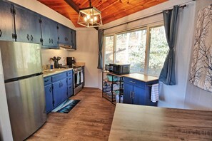 Fridge, microwave, stovetop, coffee/tea maker - Charming 2-bedroom River Round House in Boone, NC—ideal for a cozy getaway! (Boone)