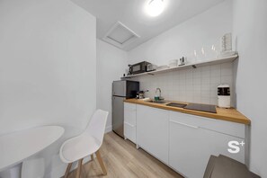 Réfrigérateur, four à micro-ondes, surface de cuisson, cafetière-théière