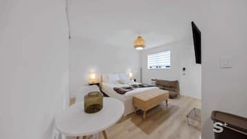 Tabla de planchar con plancha, wifi y ropa de cama