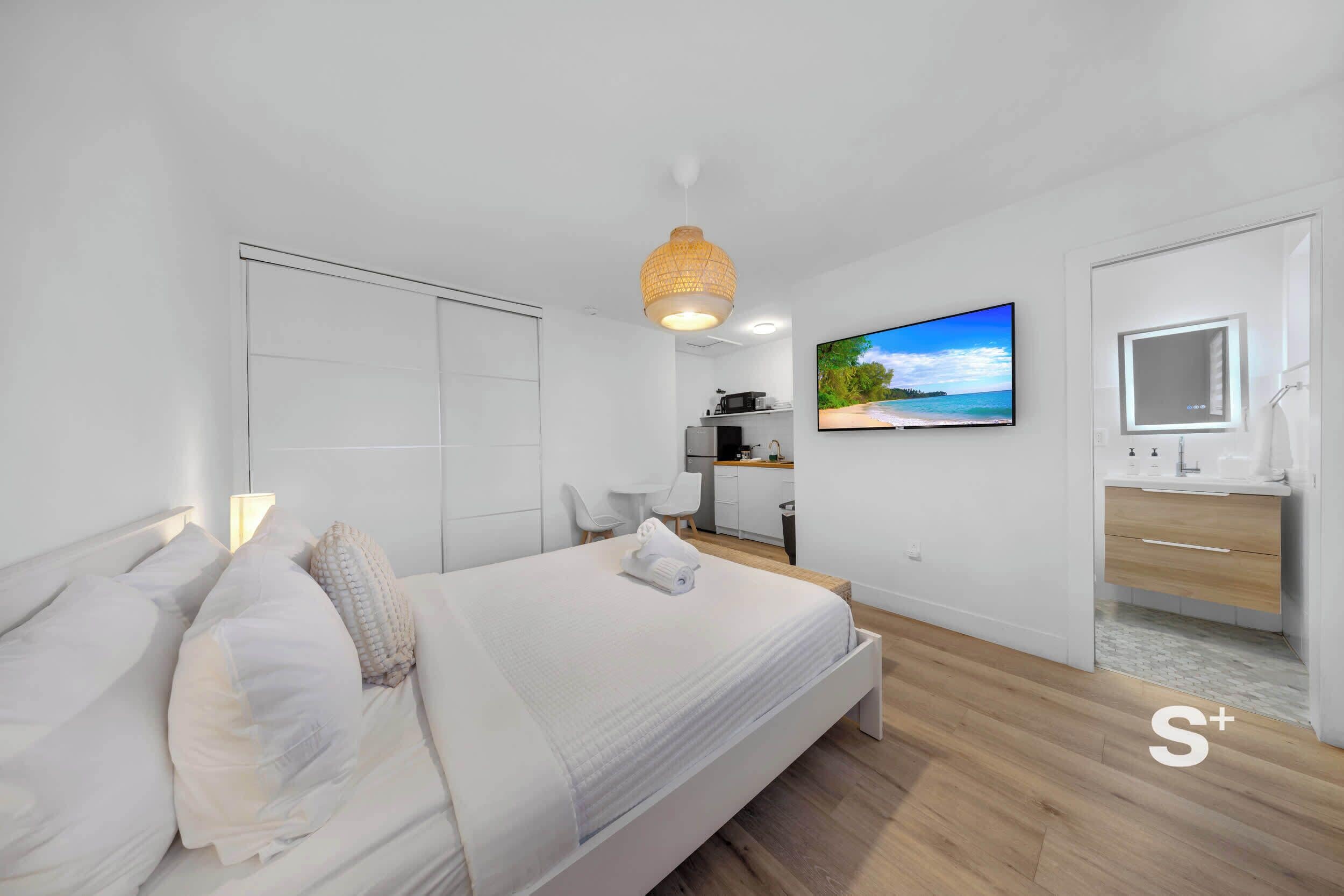 Een strijkplank/strijkijzer, wifi, beddengoed