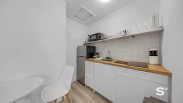 Refrigerador, microondas, parrilla de estufa y cafetera y tetera