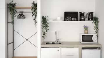Standard-svíta | Einkaeldhúskrókur | Míní-ísskápur, örbylgjuofn, espressókaffivél, kaffivél/teketill