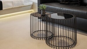 Ein modernes Wohnzimmer mit einer Couch, einem Couchtisch und einer Wandleuchte.