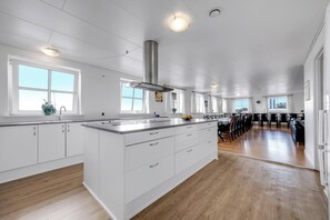 Geladeira, fogão, cooktop, lava-louças