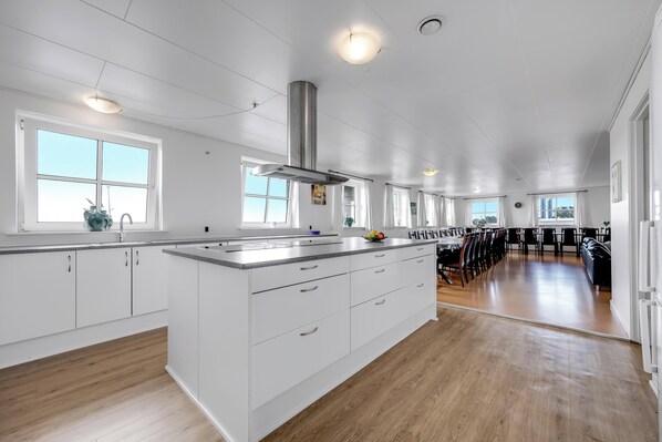Kühlschrank, Ofen, Herdplatte, Geschirrspüler
