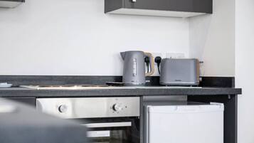 Refrigerador, microondas, horno y parrilla de estufa