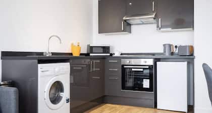 "The Rosemary" is a stylish retreat in the heart of Portsmouth, offering a fresh and inviting escape