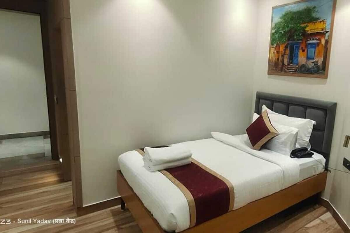 Economy Single Room | Desk, laptop workspace, soundproofing, iron/ironing board
