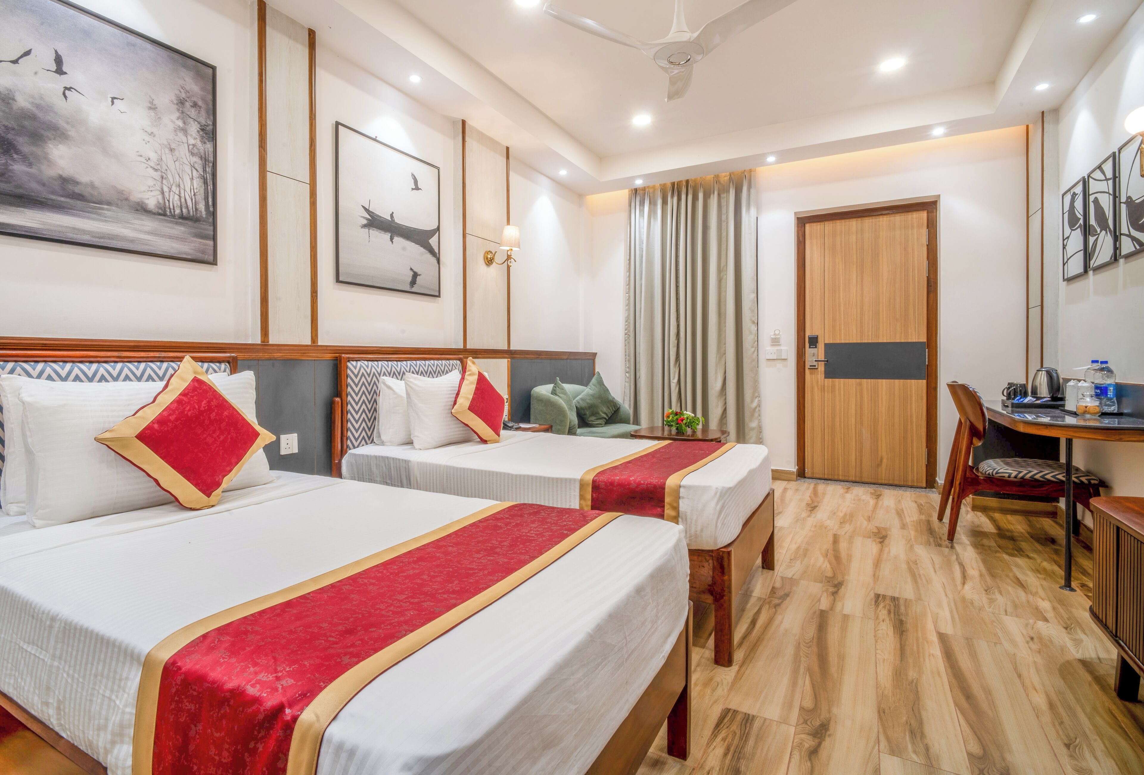 Escritorio y espacio para trabajar con laptop 