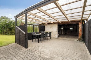 Outdoor dining - Lovely holiday home, renovated in 2024, located in Hanstholm by the North Sea. (Hanstholm)