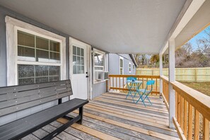 Terrace/patio - Creekside Cabin-Beaver Lake Creek Access-2 Kayaks (Rogers)