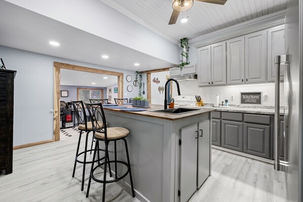 Fridge, microwave, oven, stovetop - Creekside Cabin-Beaver Lake Creek Access-2 Kayaks (Rogers)