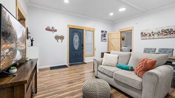 Televisión, chimenea, videojuegos y oficina