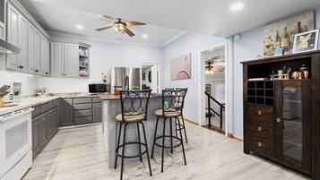 Refrigerador, microondas, horno y parrilla de estufa