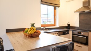 Réfrigérateur, four à micro-ondes, un four, surface de cuisson