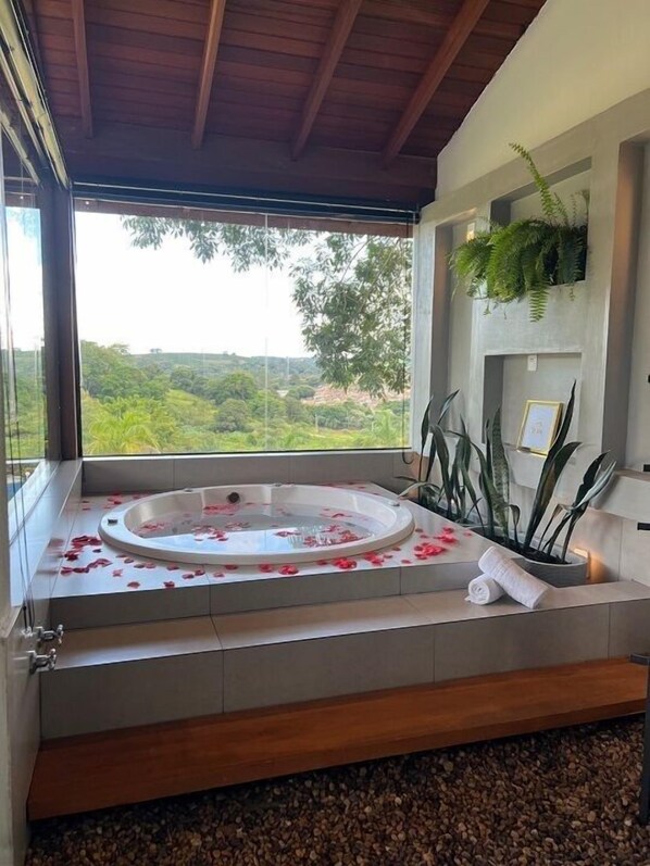 Deluxe Chalet, City View | Jetted bathtub