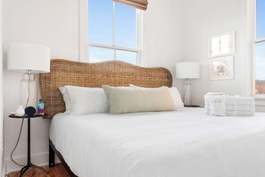 3 habitaciones, escritorio y tabla de planchar con plancha 