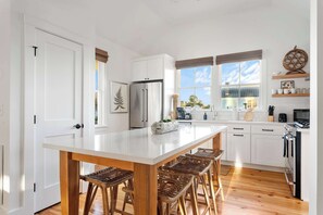 Fridge, microwave, oven, stovetop - Crosstown @ King | Downtown Dream - Walk to King! (Charleston)