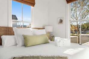 3 habitaciones, escritorio y tabla de planchar con plancha