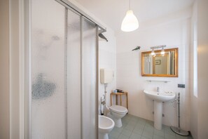 Shower, hair dryer, bidet, towels - ApartmentsGarda - Ca' Capre 3 (GARDA)