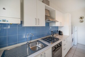 Kühlschrank, Mikrowelle, Herdplatte, Wasserkocher mit Kaffee-/Teezubehör