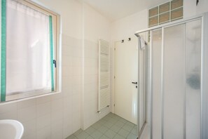 Shower, hair dryer, bidet, towels