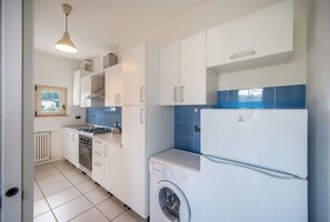 Kühlschrank, Mikrowelle, Herdplatte, Wasserkocher mit Kaffee-/Teezubehör