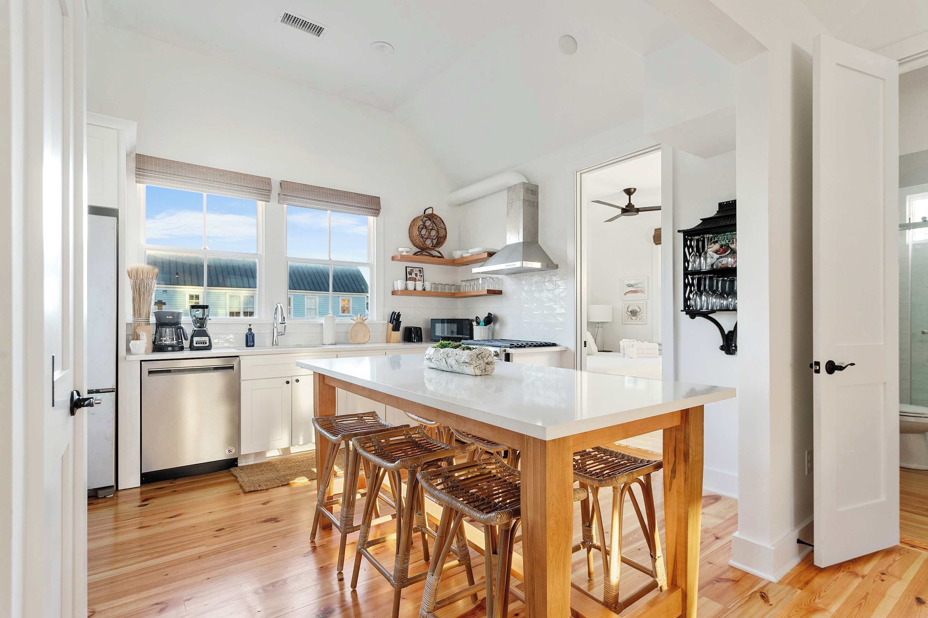 冷蔵庫、電子レンジ、オーブン、コンロ