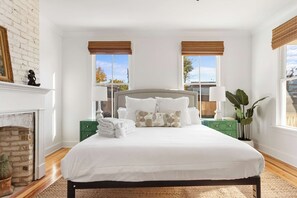 6 bedrooms, desk, iron/ironing board, travel crib