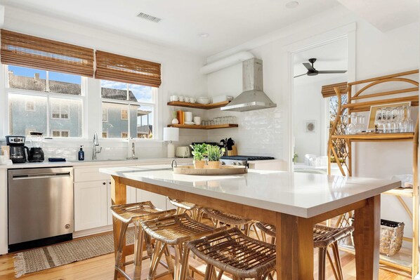 Fridge, microwave, oven, stovetop - Crosstown @ King | Elegant & Modern 6BR Charleston (Charleston)