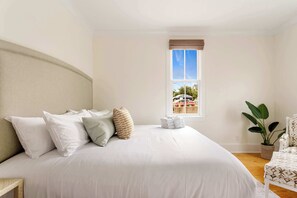 2 habitaciones, escritorio y tabla de planchar con plancha