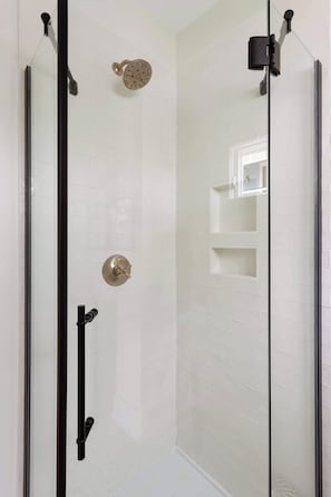Shower, hair dryer, towels - Crosstown @ King | Downtown Chic Cottage Near King (Charleston)