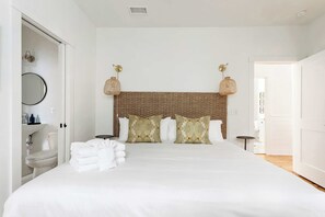 5 Schlafzimmer, Schreibtisch, Bügeleisen/Bügelbrett, Reisekinderbett