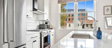 Refrigerador, microondas, horno y parrilla de estufa